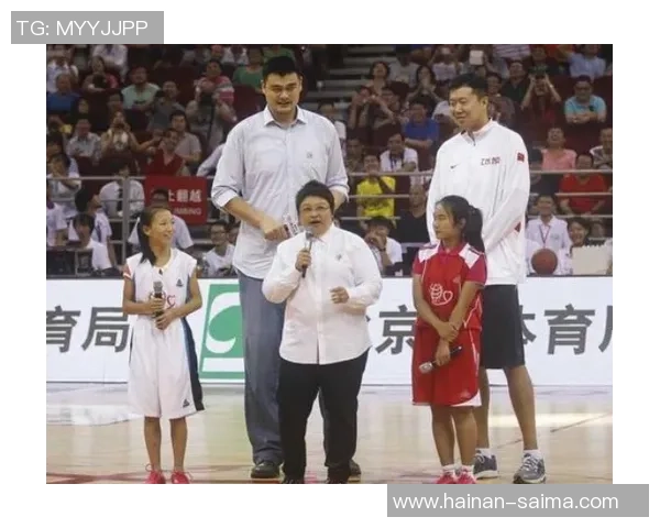 姚明在篮球场上的奔跑与盖帽瞬间展现运动员的力量与优雅